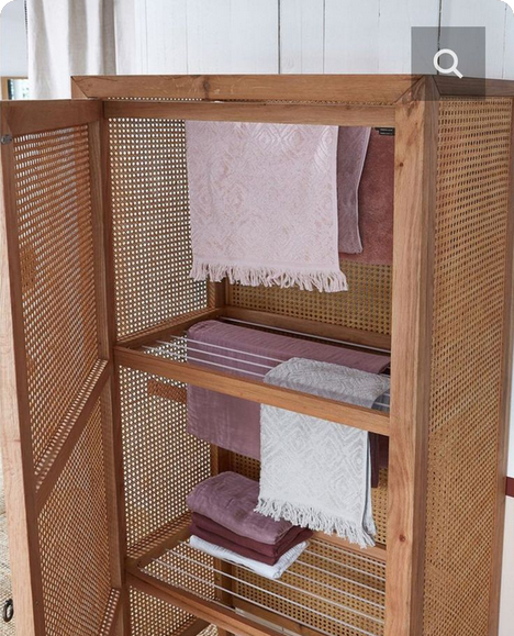 armoire en bois et cannage sèche linge avec du linge qui seche