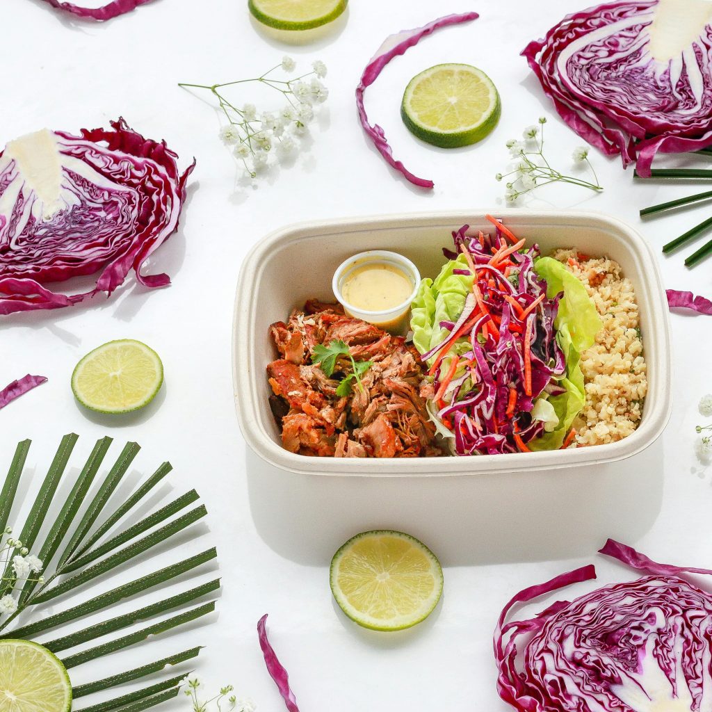 table de plusieurs ingredients salés avec sauce pour lunch